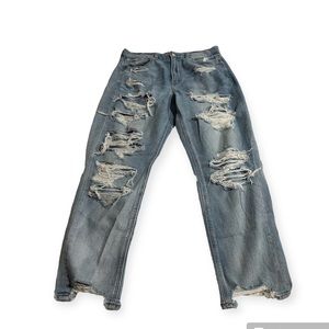 Distressed Light Wash American Eagle Mom. Jeans size 10